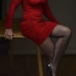 Maitresse Lumina dominatrice BDSM à Paris en robe rouge