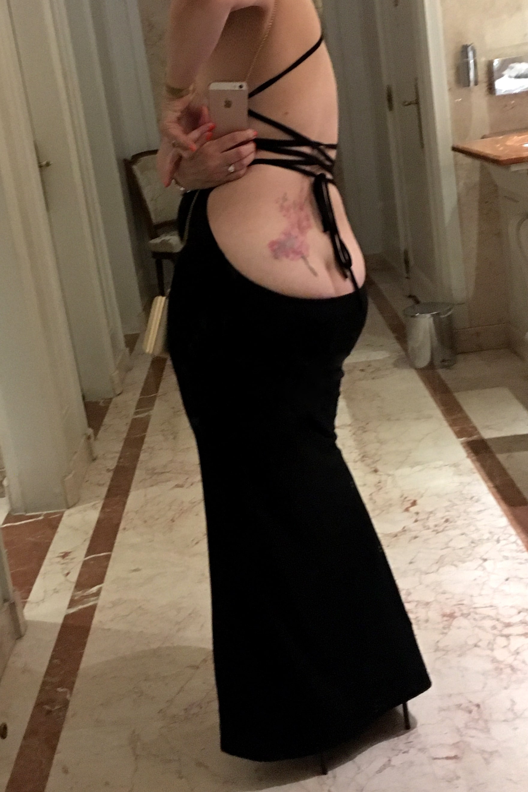 Maitresse Lumina dominatrice BDSM à Paris avec une robe échancrée dans un hôtel