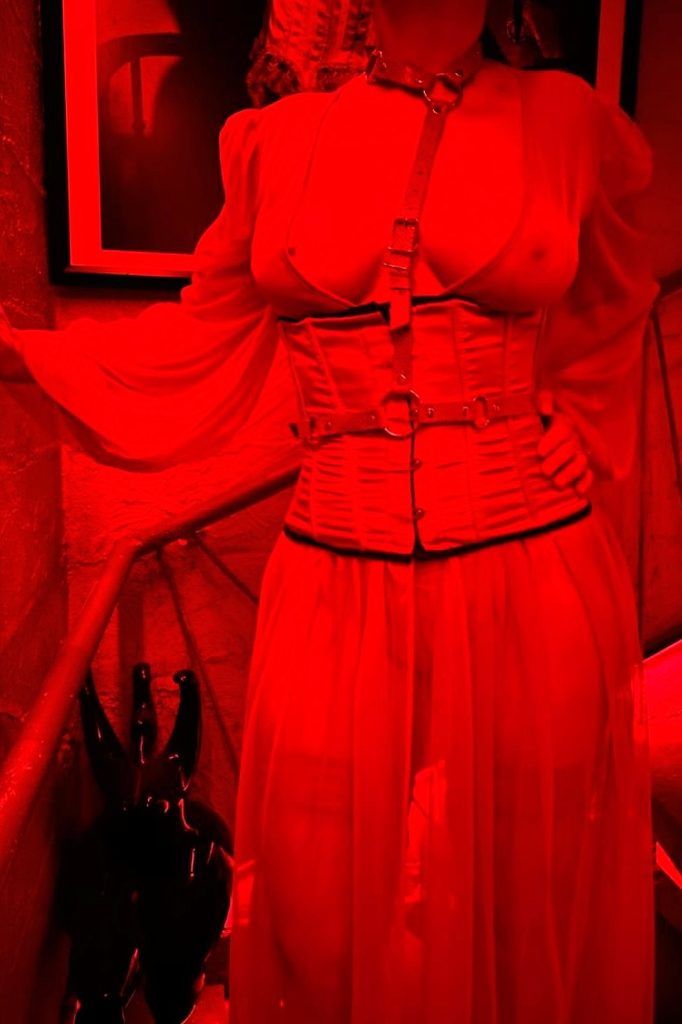 Maîtresse Lumina, dominatrice BDSM à Paris dans le club parisien Cris et Chuchotements