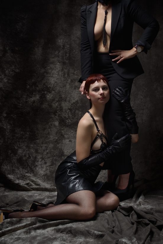 Maîtresse Lumina, dominatrice BDSM à Paris avec sa soumise Luna.