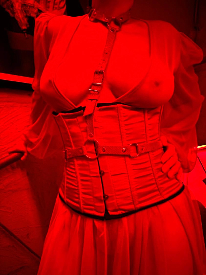 Maîtresse Lumina chez Cris et Chuchotements